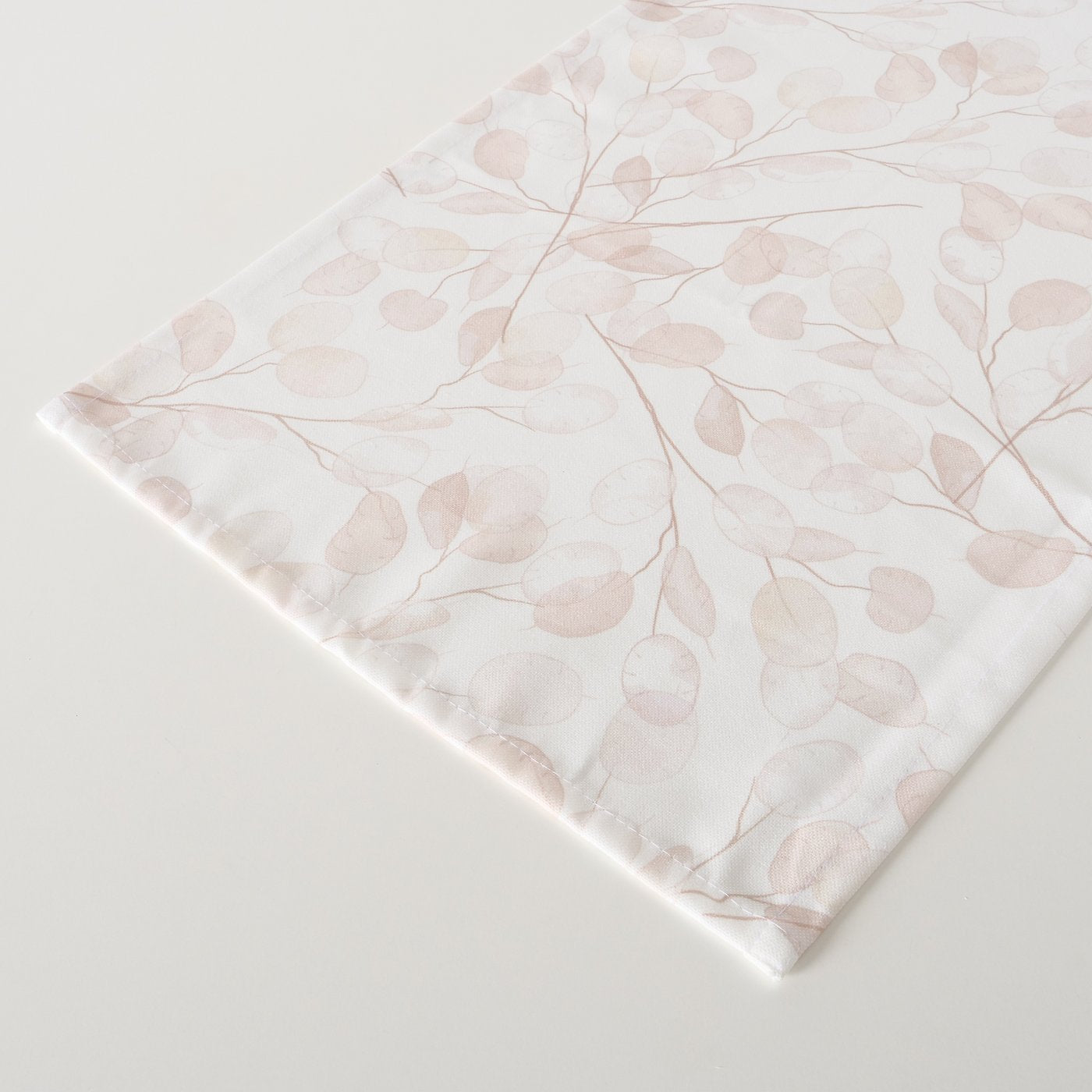 Tischläufer Silvana in weiß und beige mit floralem Druck
