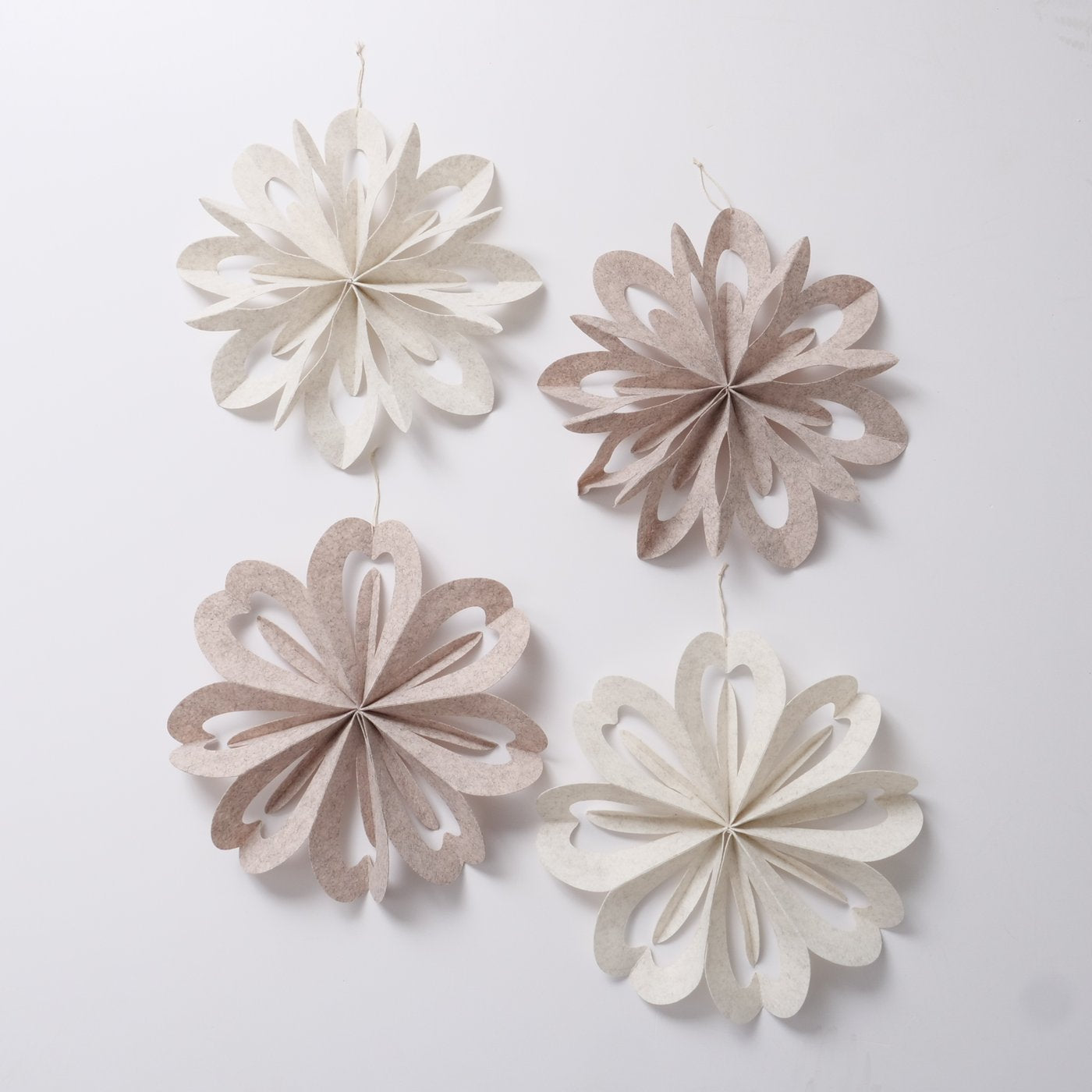 Dekoanhänger aus Textil in Blumenform