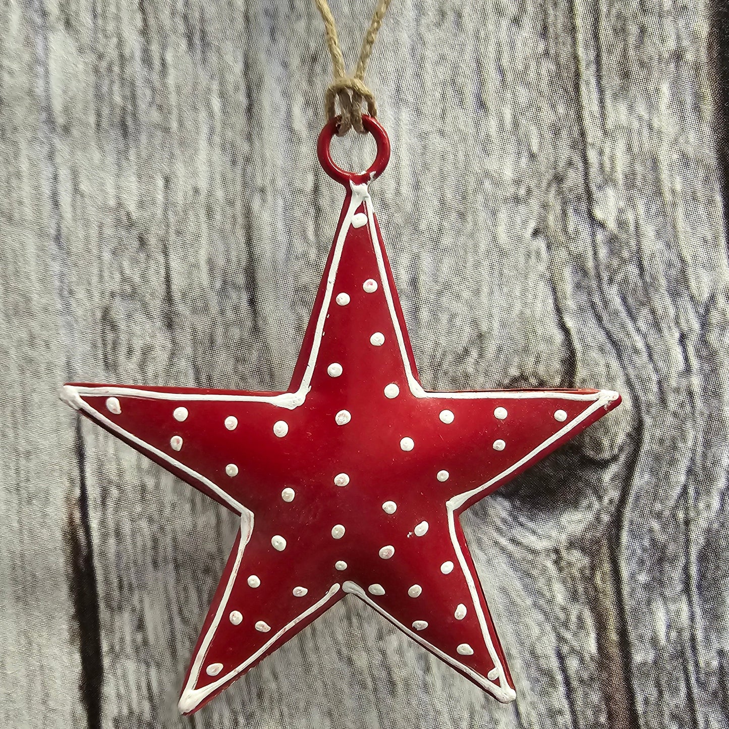 Metall Stern rot lackiert und weiss bemalt