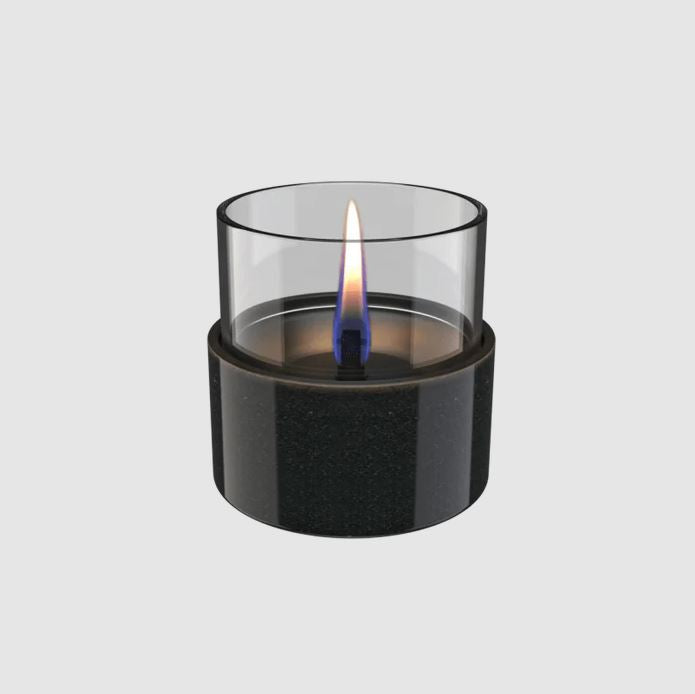 Tischkamin aus Porzellan mit einer Kerzenflamme