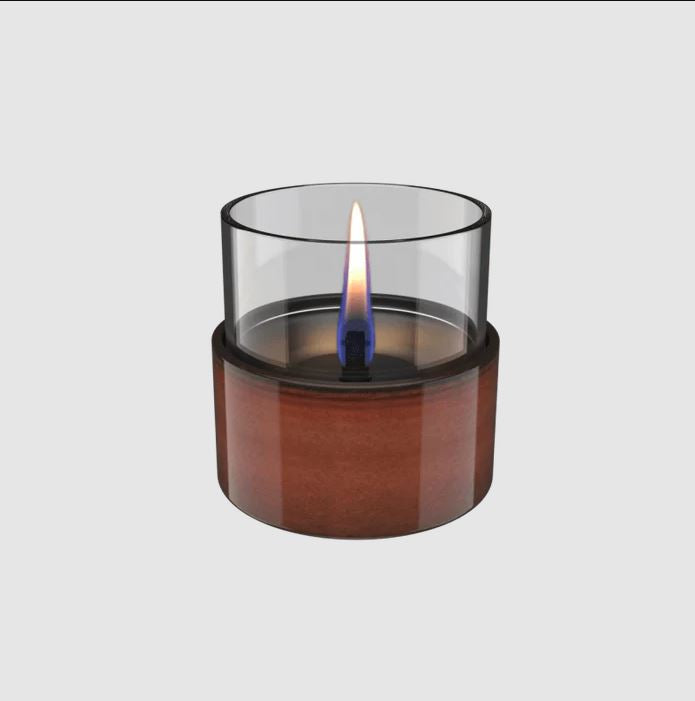Tischkamin aus Porzellan mit einer Kerzenflamme