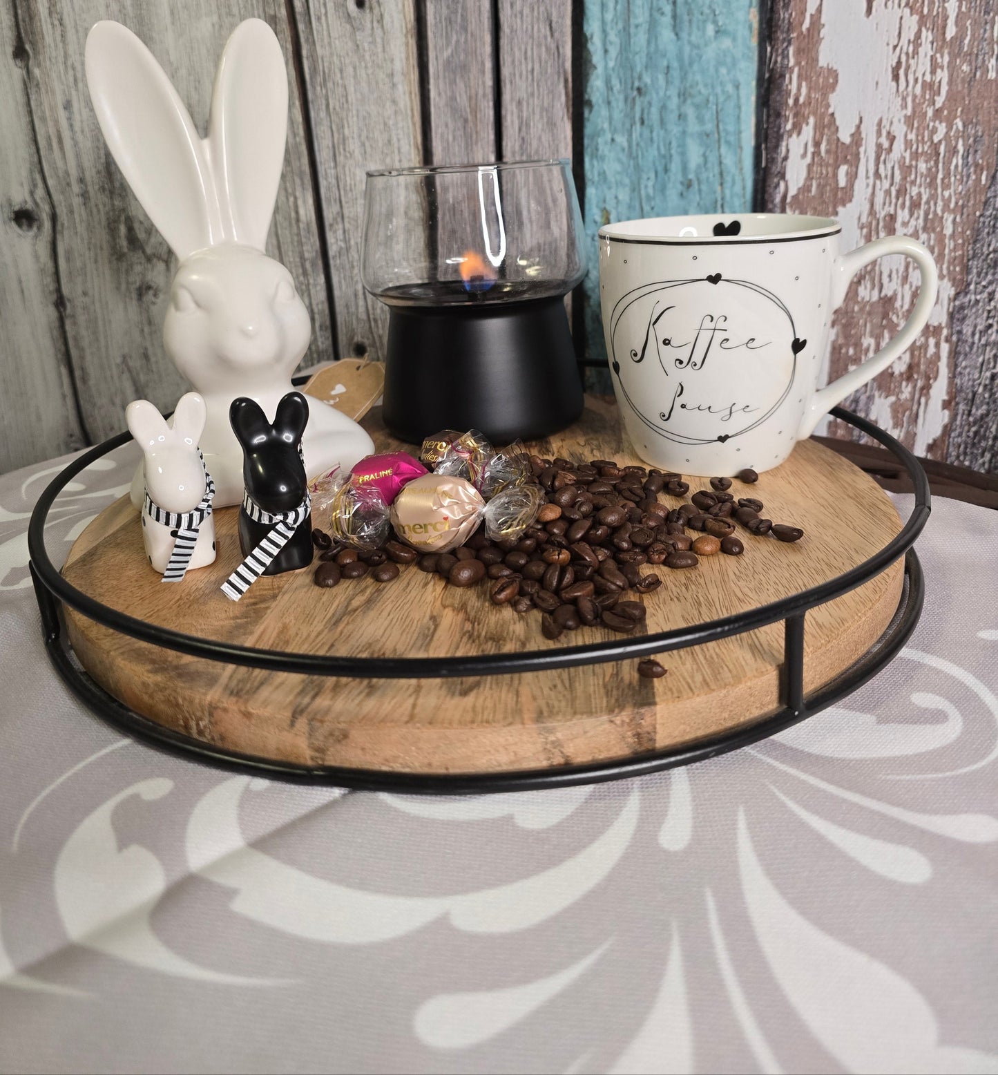 Tablettdeko mit Hase und Tenderflame Tischkamin auf Tischläufer Amelie in grau
