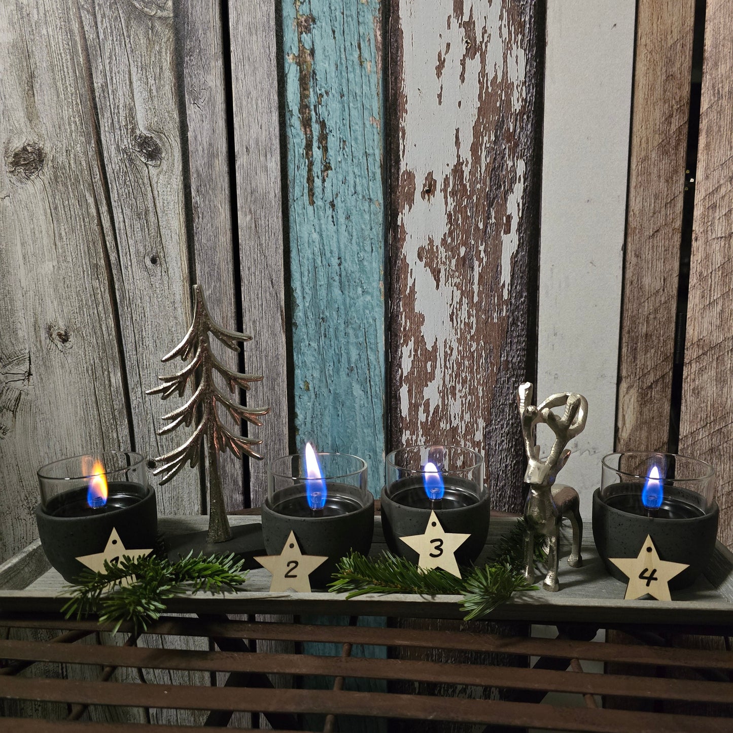 Tablett mit 4 Tenderflame Kerzen als Adventskranz mit Hirsch und Baum