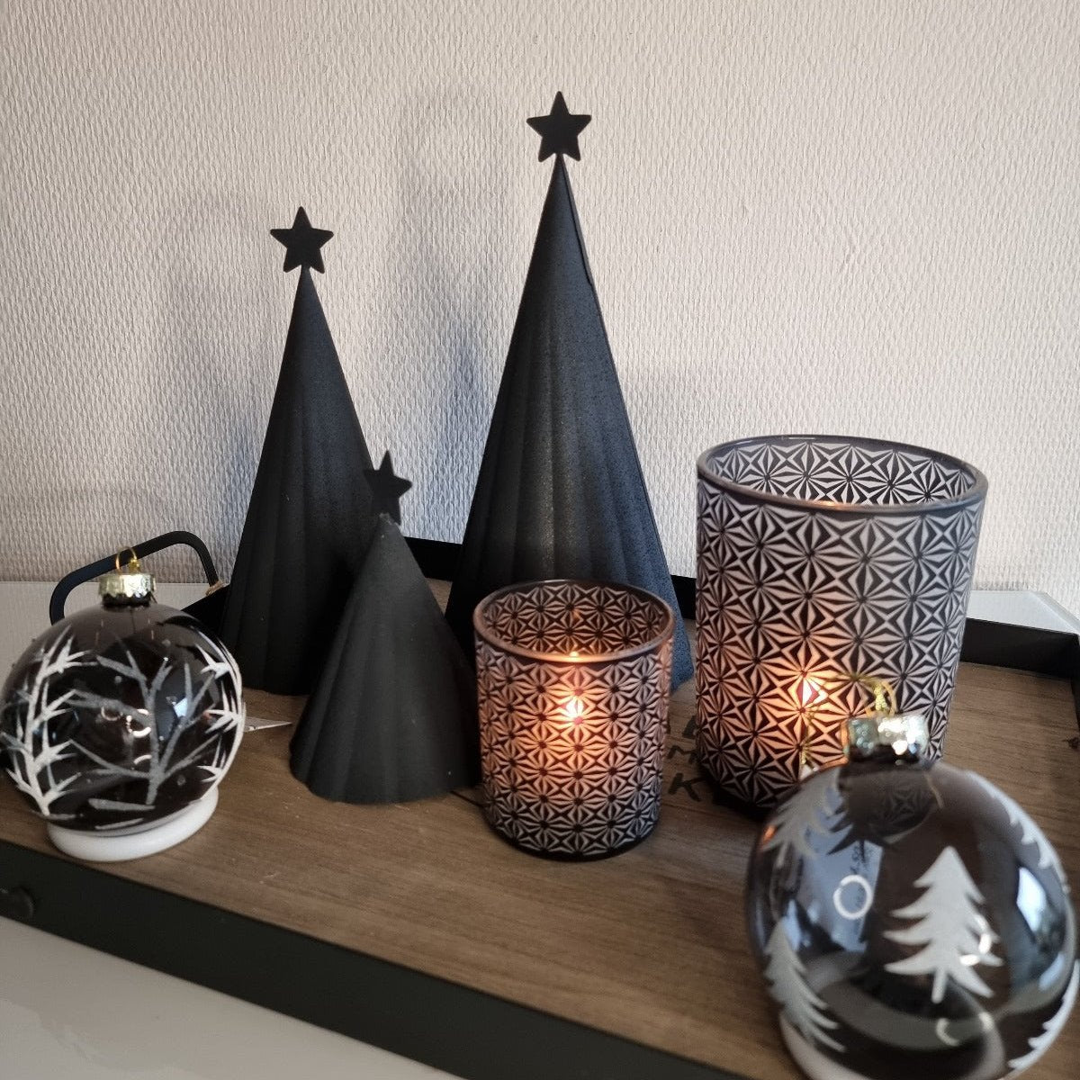Moderner Tannenbaum aus Metall Weihnachtskugel Weihnachtsdeko schwarz weiss