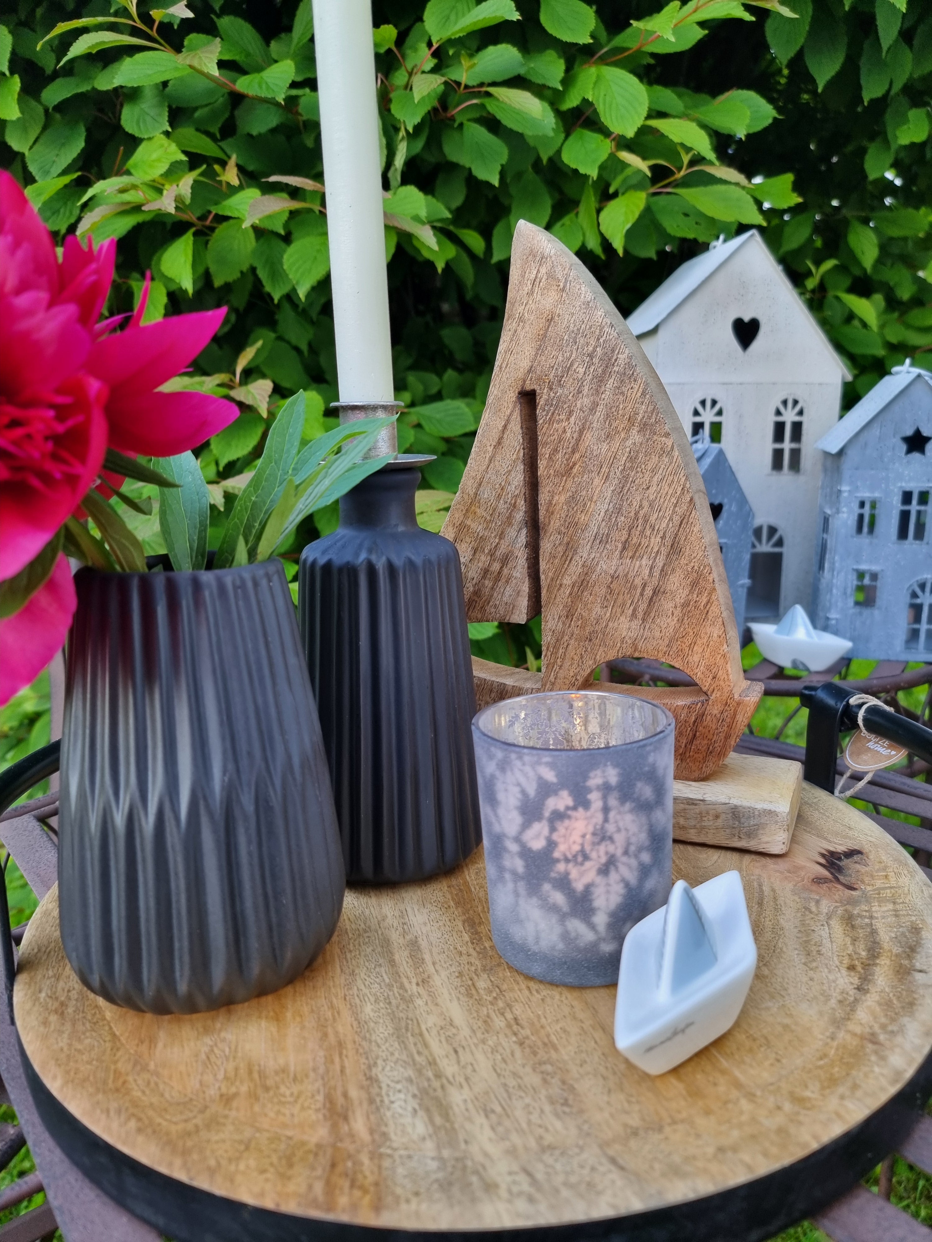 Tablett mit Vasen aus schwarzer Keramik Segelboot aus Holz und Keramik Windlicht 