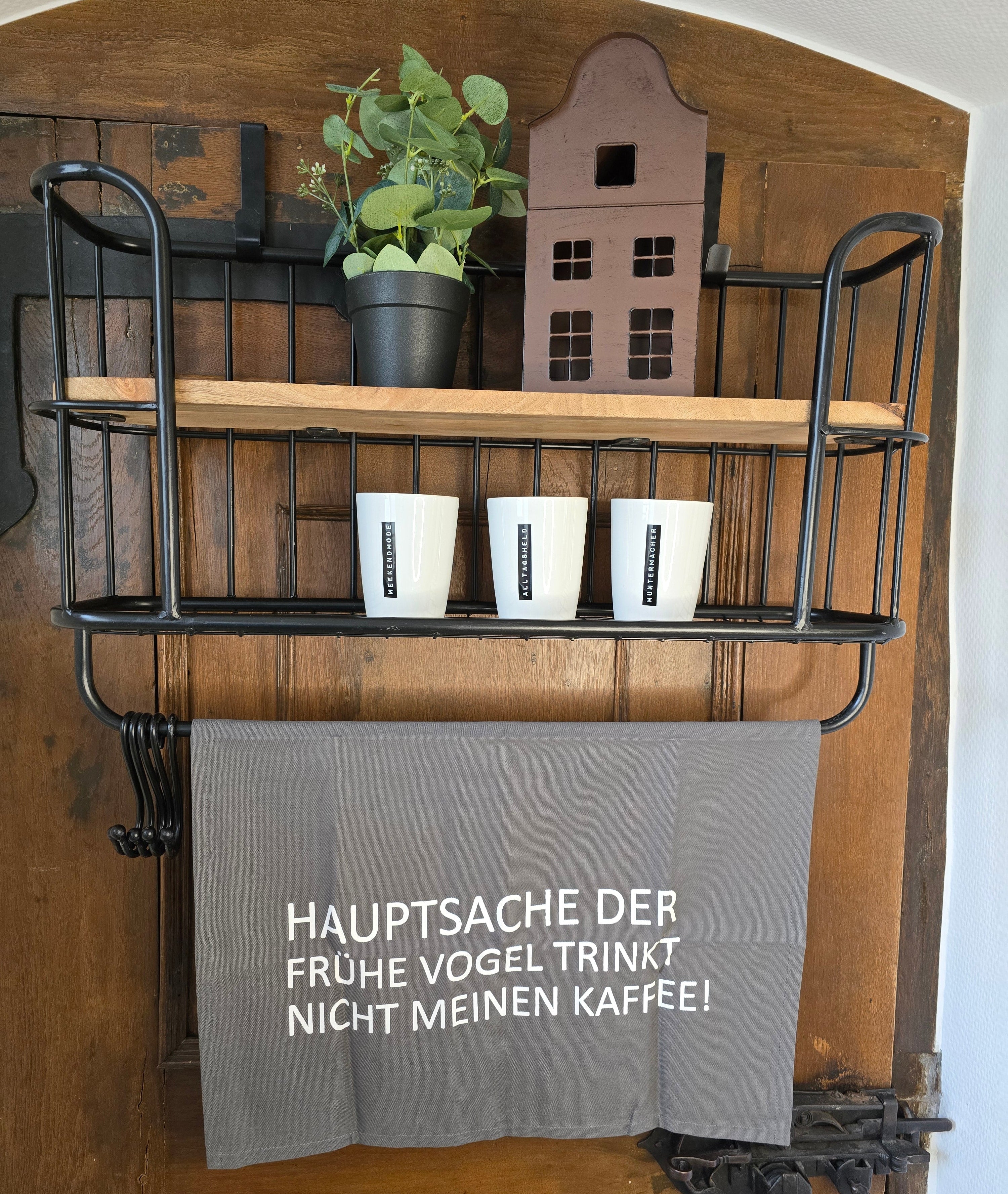 Wandregal aus Metall mit Holzböden und Metallhaken zur Aufbewahrung