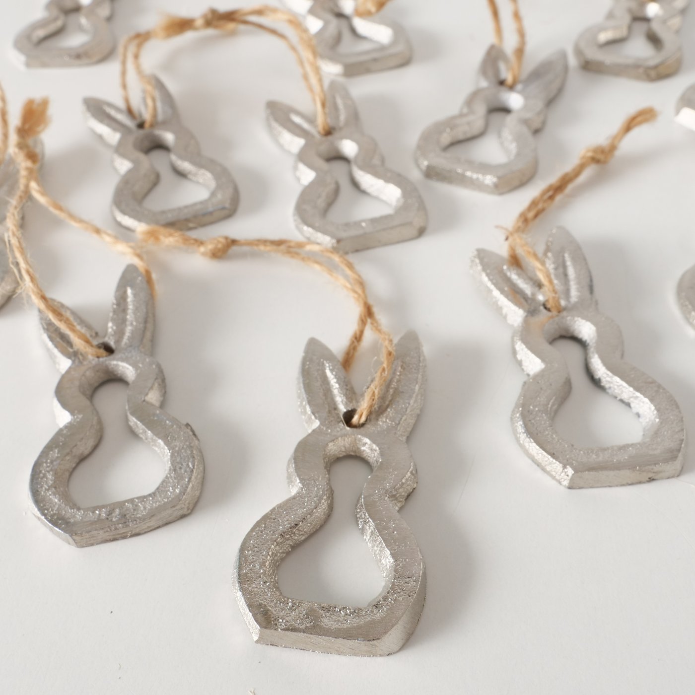 Dekoanhänger in Hasenform aus Alu mit Juteband