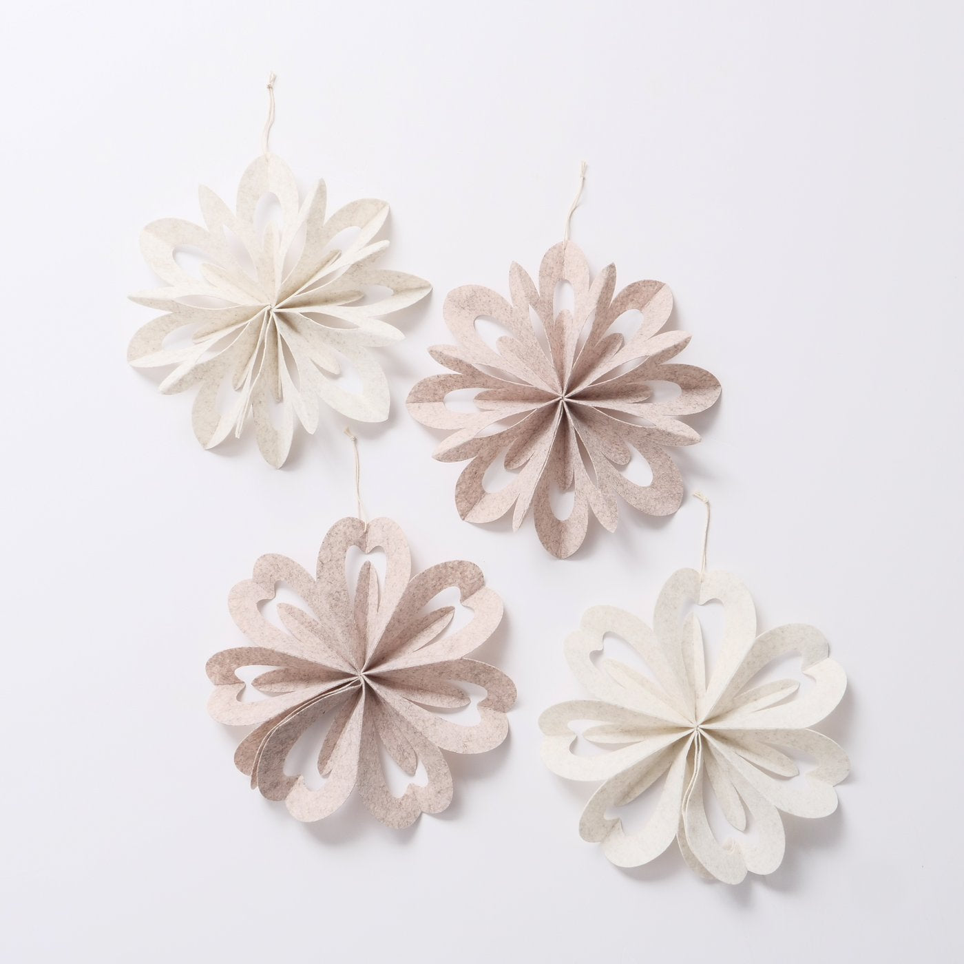 Dekoanhänger aus Textil in Blumenform