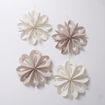 Dekoanhänger aus Textil in Blumenform