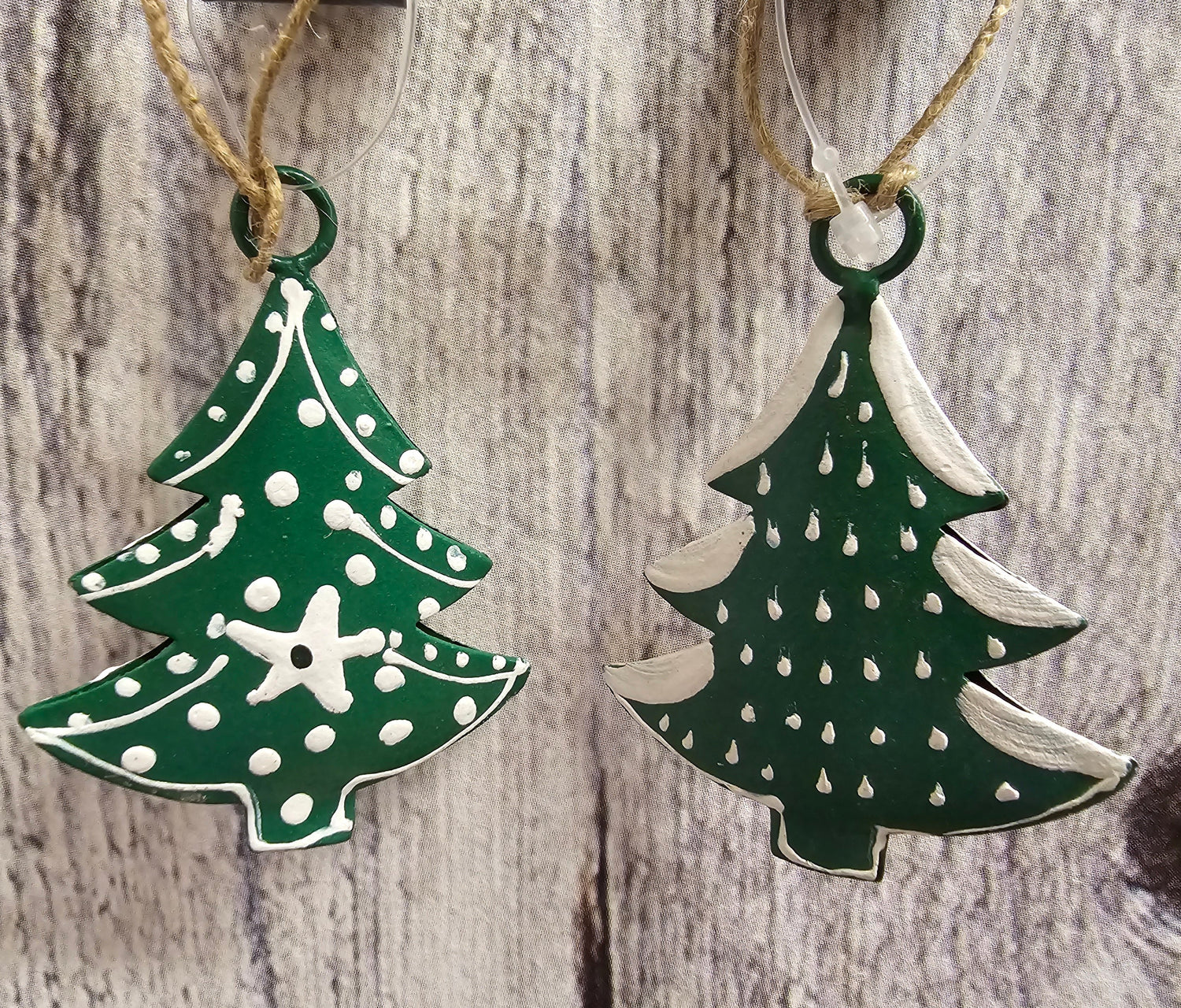 Metall Baum grün lackiert weiss bemalt mit Hängeöse