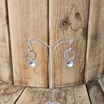 Ohrring in silber matt mit einem Kreis und einem Anhänger