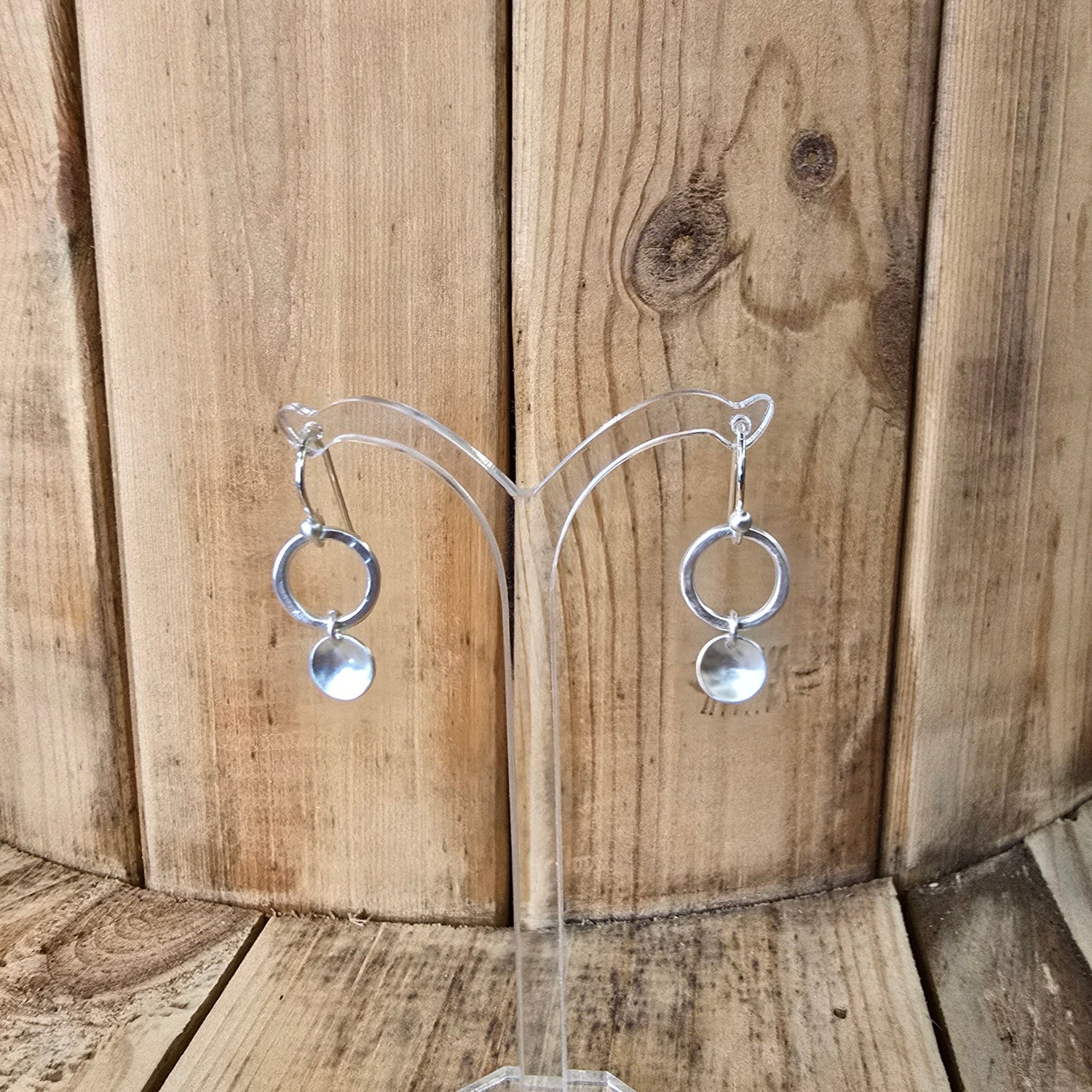 Ohrring in silber matt mit einem Kreis und einem Anhänger