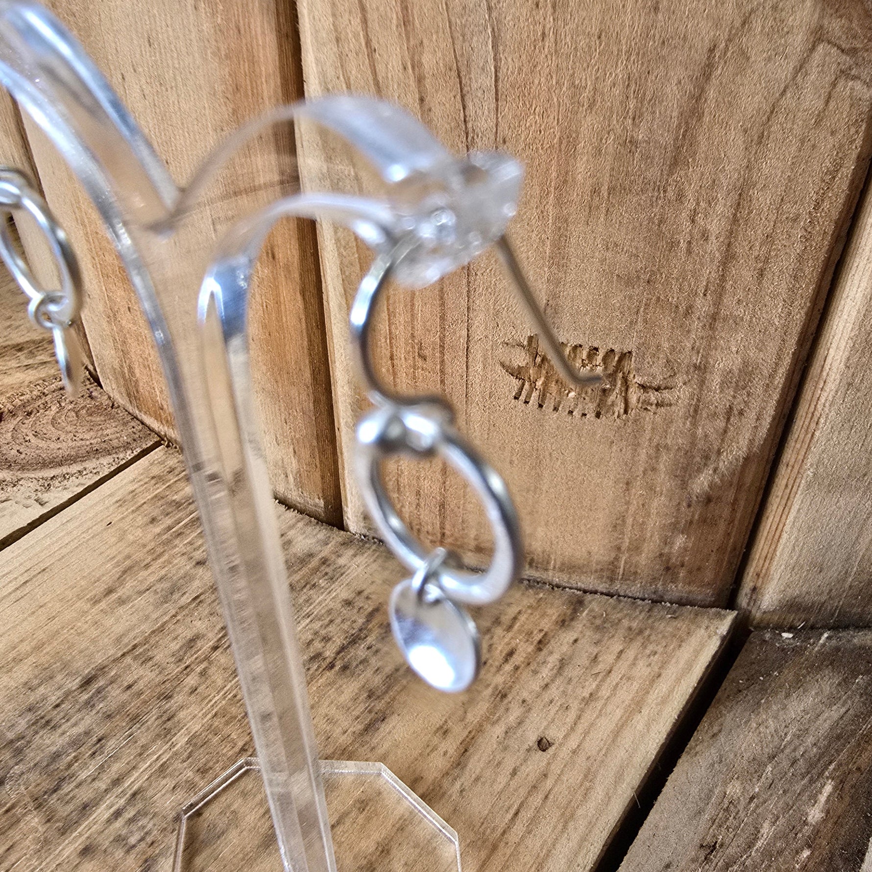 Ohrring in silber matt mit einem Kreis und einem Anhänger