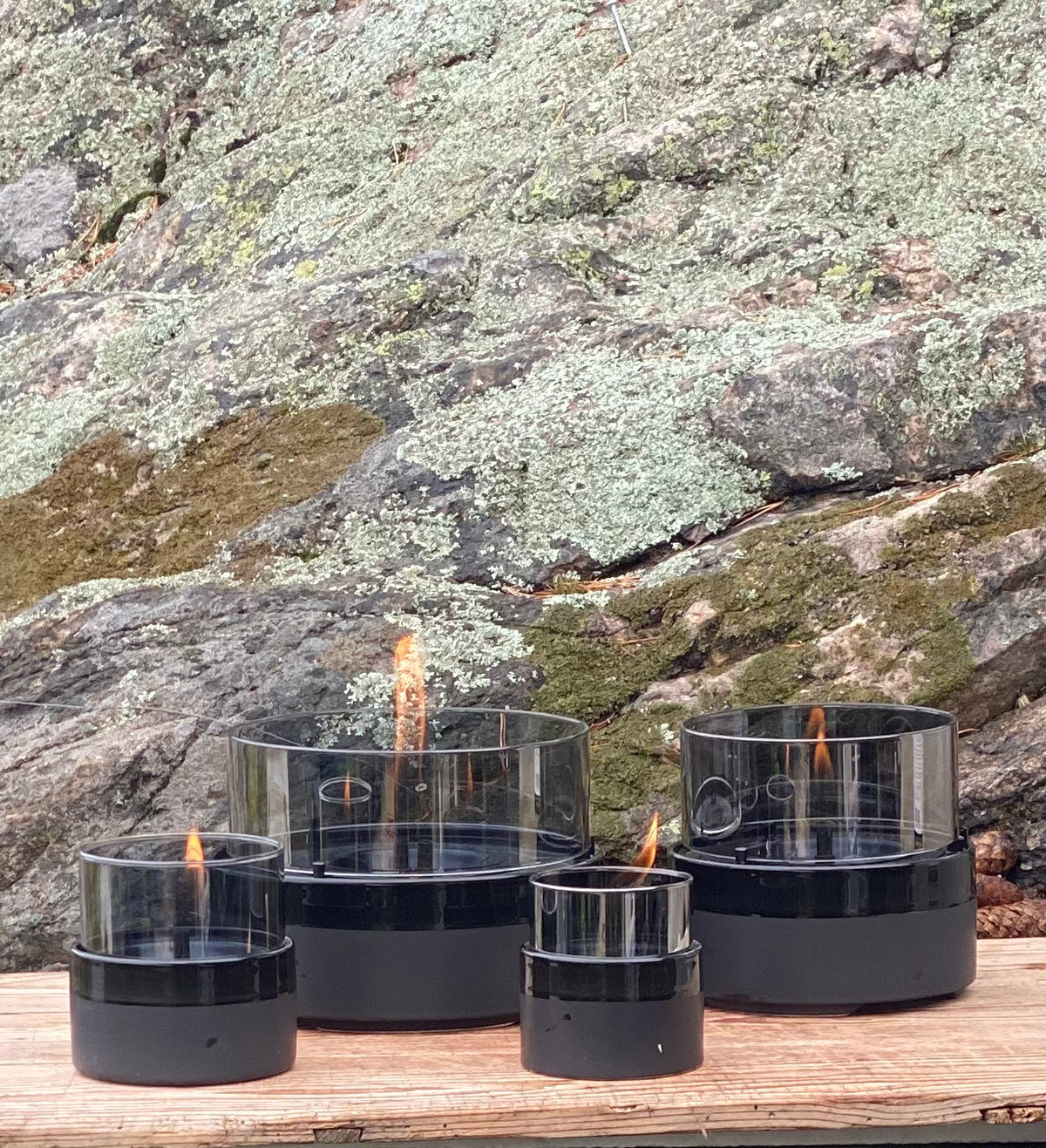 Tenderflame Tischkamin Rosie aus schwarzem Porzellan mit Rauchglas