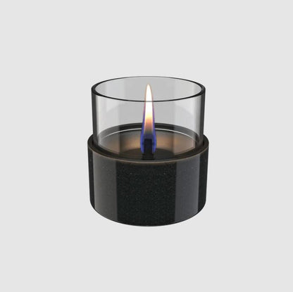 Tischkamin aus Porzellan mit einer Kerzenflamme