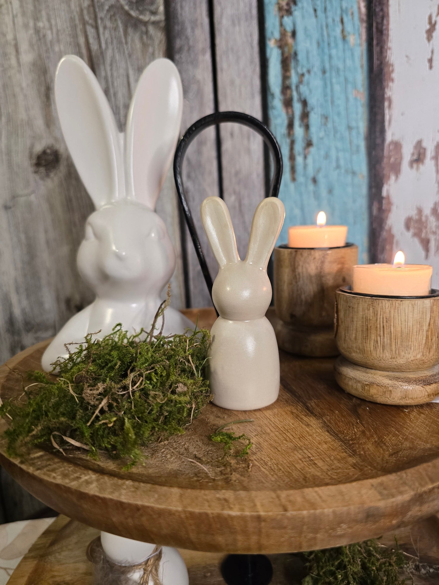 Etagere mit Osterdeko und Kerzenhalter aus Holz